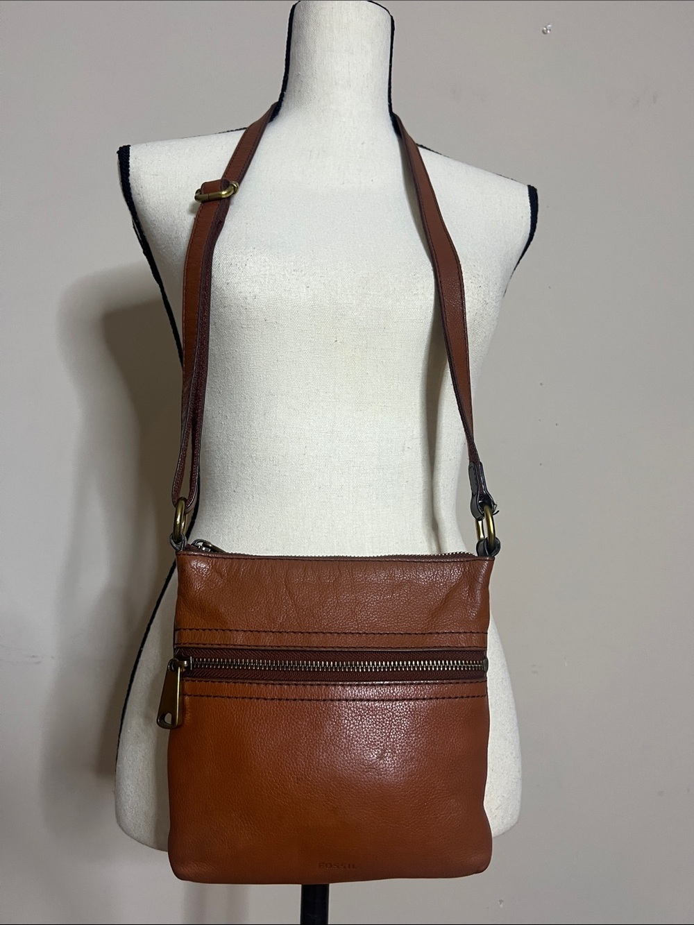 ☎️📟🗝️📞Fossil Vintage Brown Leather Crossbody Bag with Front Zip Pocket